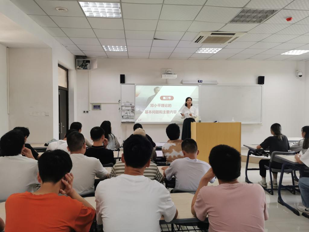 赣州职业技术学院院长黄鹏参加思政课随堂听课评课活动