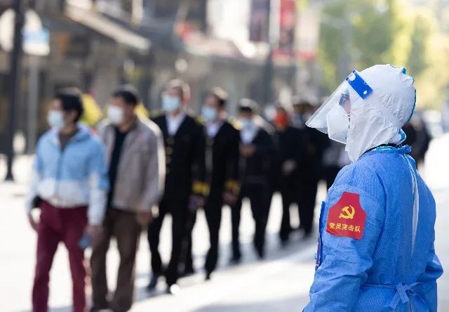 ▲为尽快遏制疫情扩散蔓延，4月4日，上海在全市范围内开展一次核酸检测。新华社