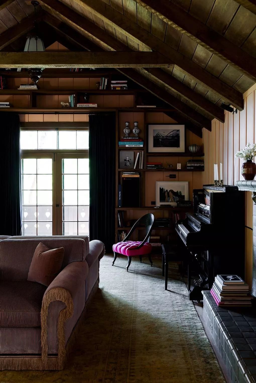 安妮·海瑟薇被“黑”成渣,不住豪宅住木屋,全屋都是“破烂”却被赞女王范十足