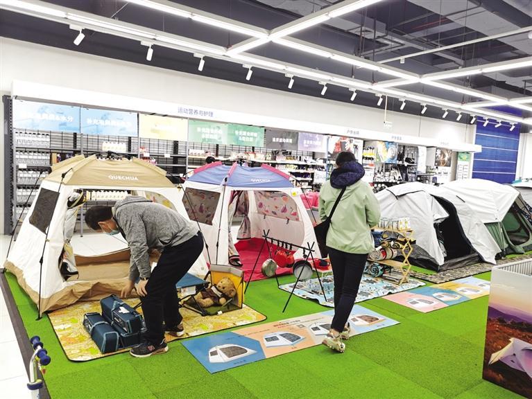 市民选购露营装备