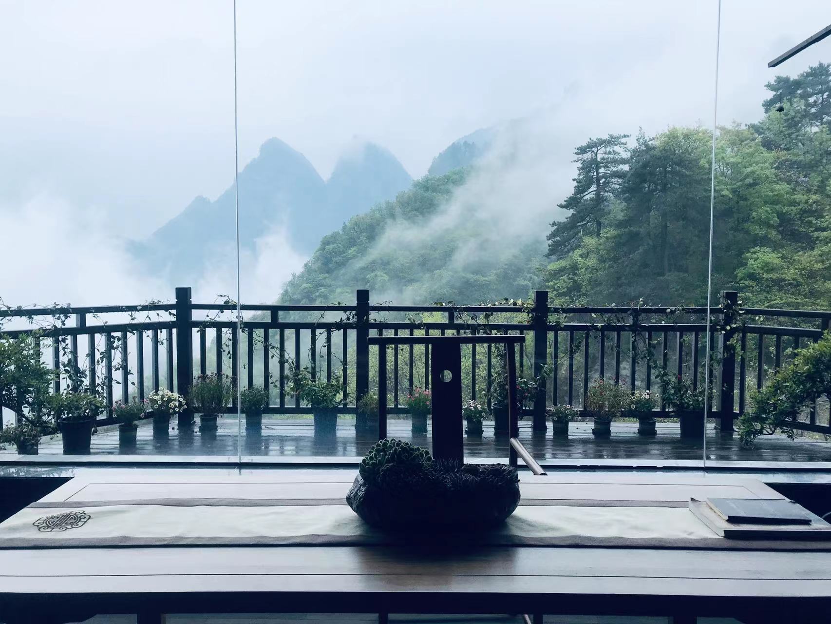 倒春寒来袭 十堰武当山四月飞雪刷屏朋友圈