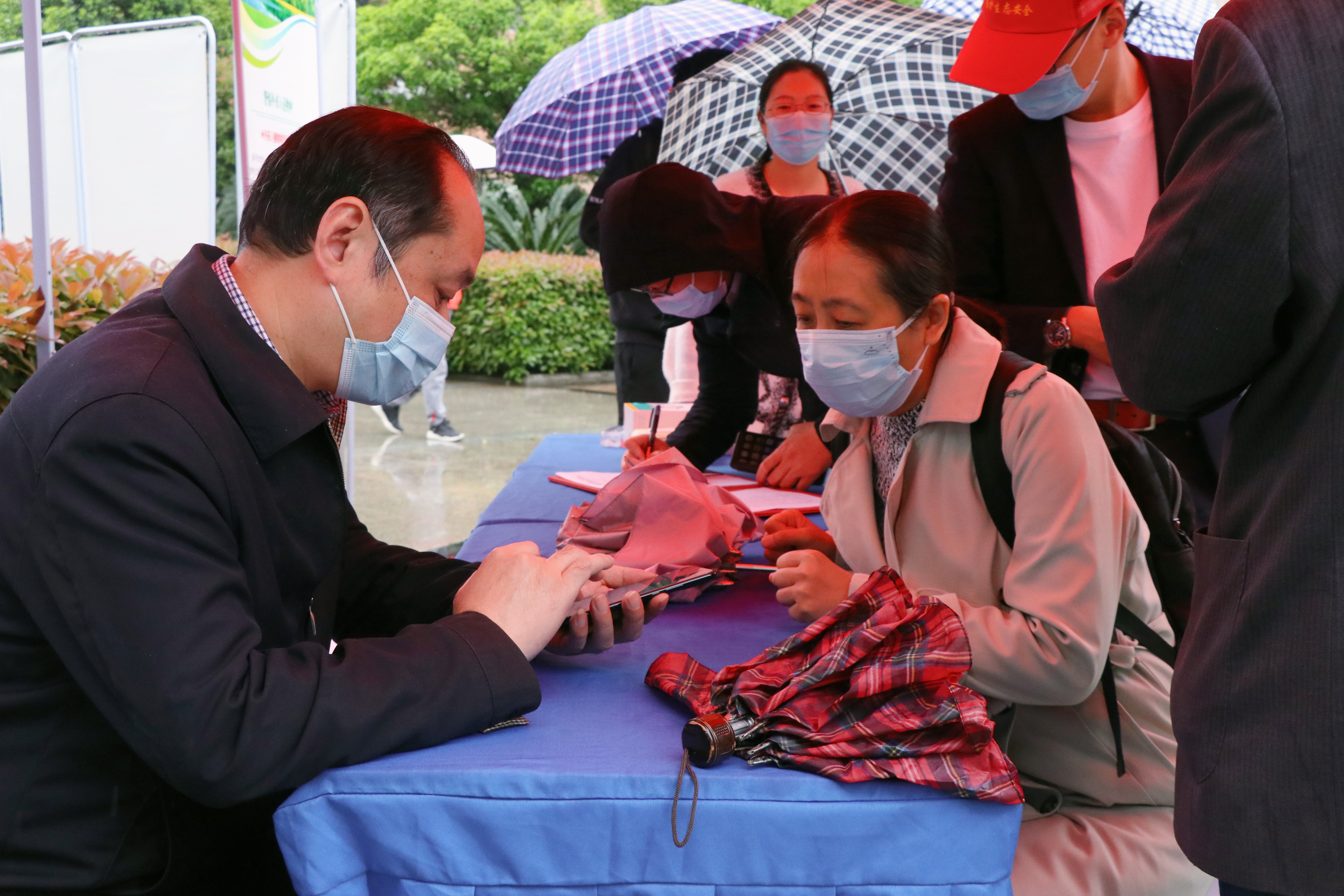 “加强外来入侵物种防控 保障生物安全保障国家安全”国家安全教育科普活动进社区活动现场 (余铅 摄)