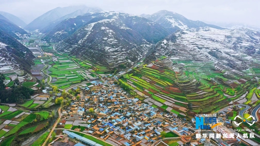 甘肃天水：半分春色半分雪