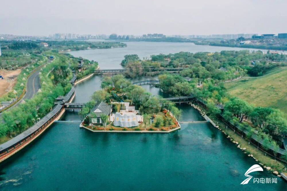 這裡是泰山西湖,春雨洗禮後的景區煥然一新,陣陣春風伴著花香,瀰漫了