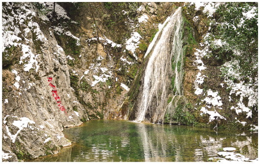 位于陕西省宁强县汉源街道办汉水源村的汉江源头,石崖上刻有“汉江源”字样(1月8日摄)。新华社记者 邵瑞 摄