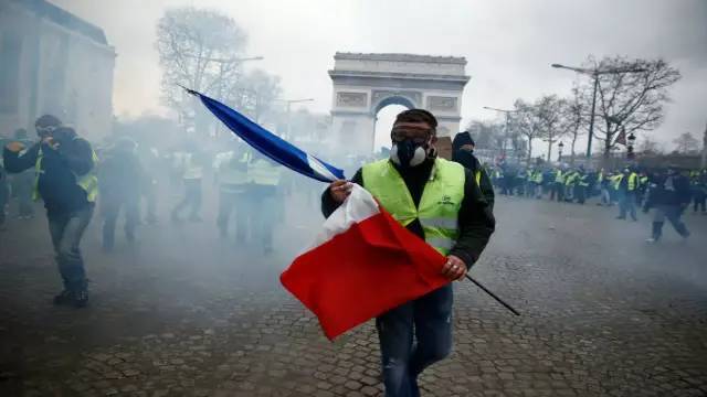◆ 2018年12月8日，参与黄马甲运动的示威者进入巴黎香榭丽舍大道，并与警方发生冲突。