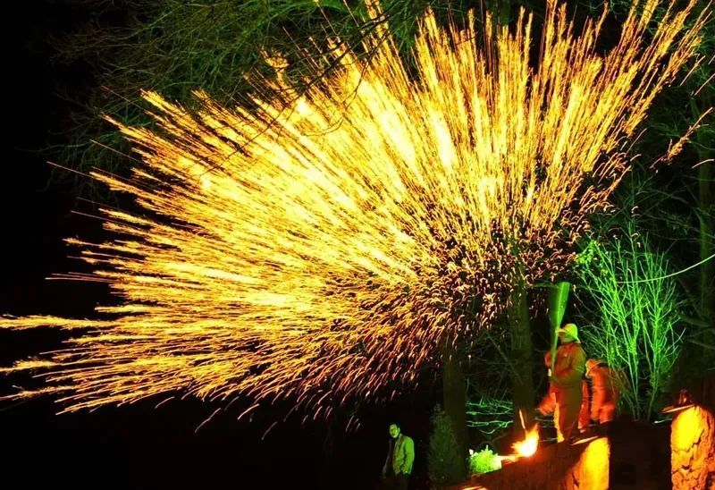 白银景泰打铁花是怒放在夜空中的金菊