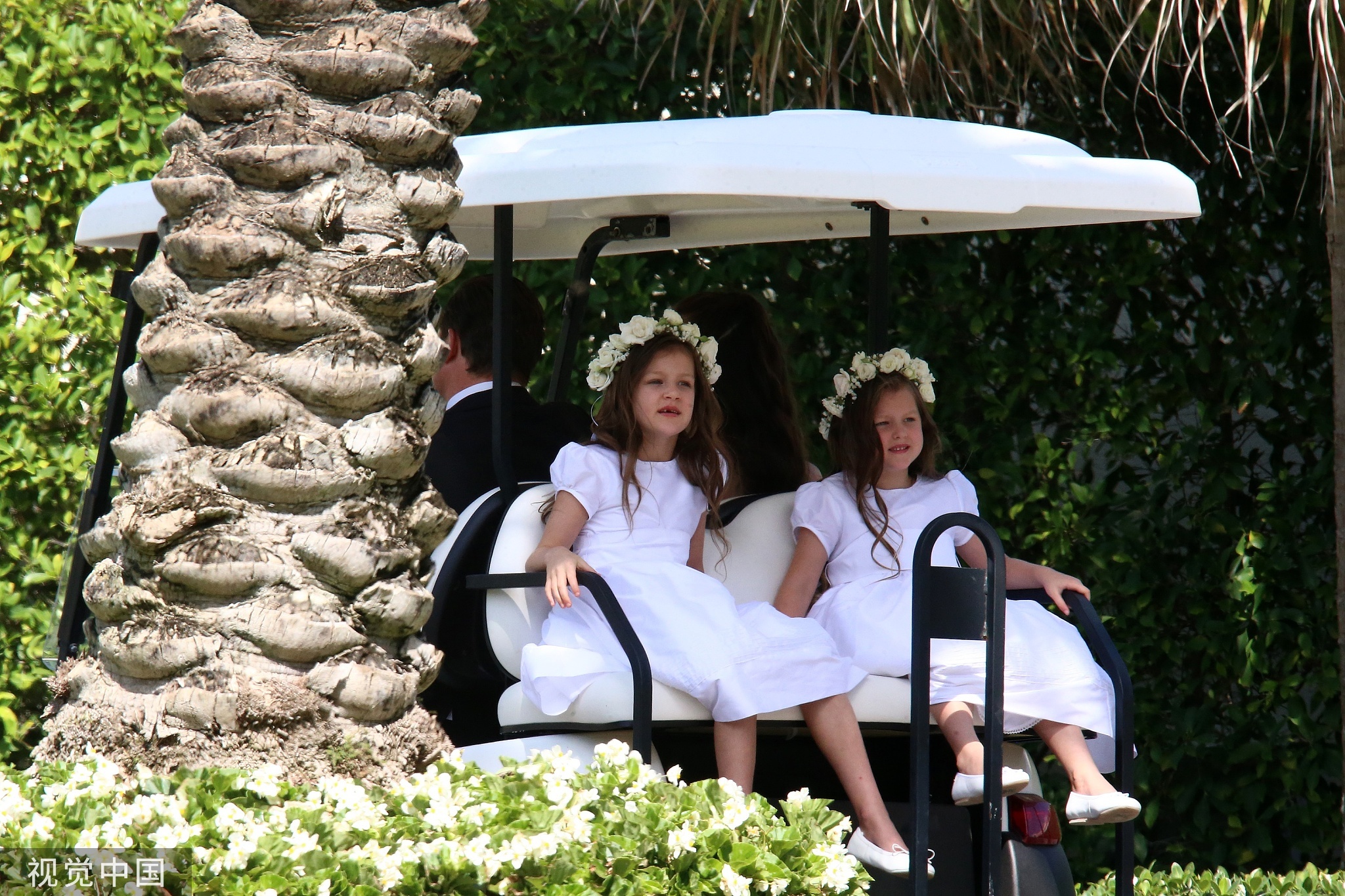 贝克汉姆长子举行婚礼小七身穿白色纱裙担任伴娘