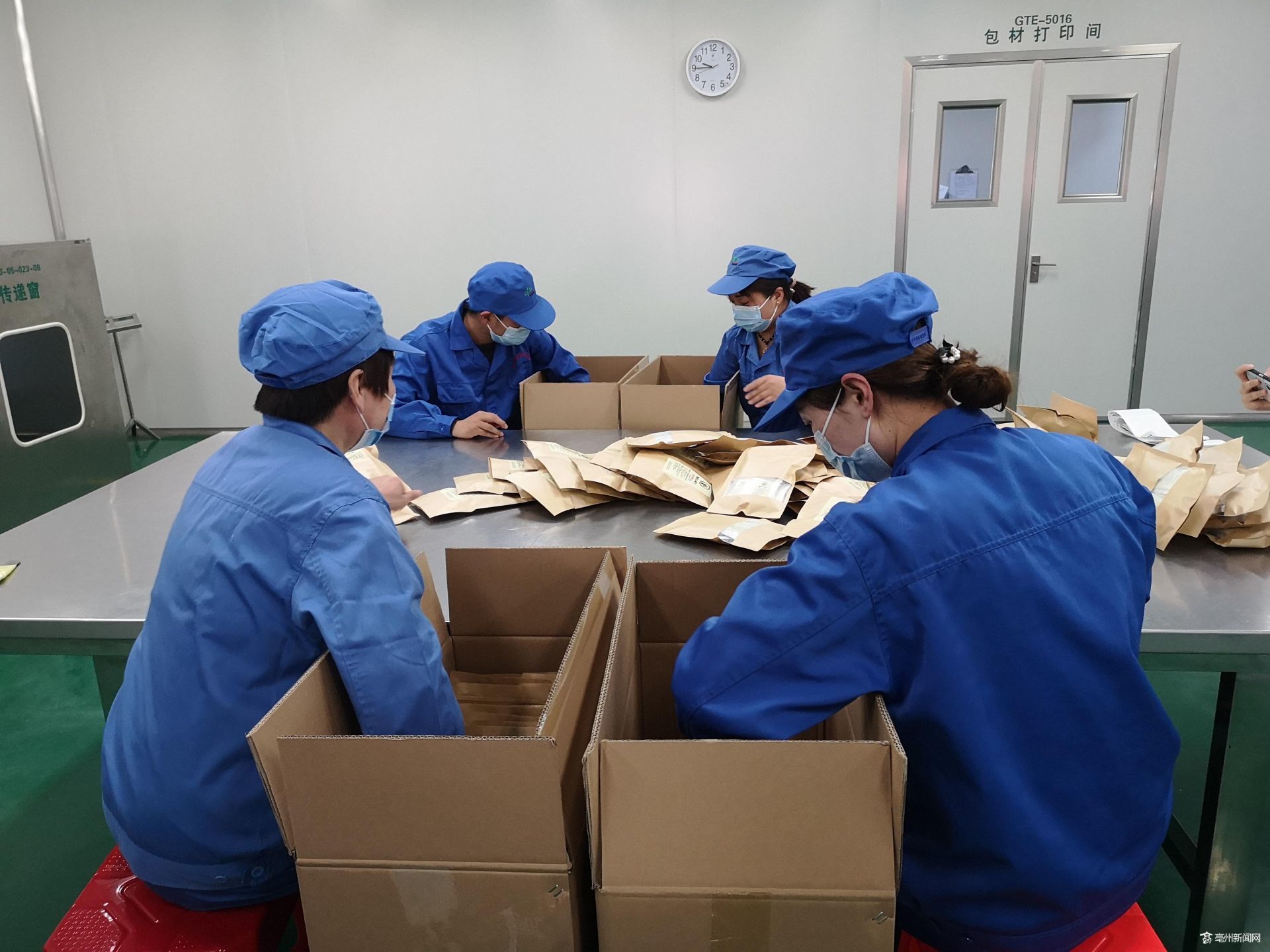 在协和成药业包装车间,工人们正在将银花防感汤(颗粒)装箱