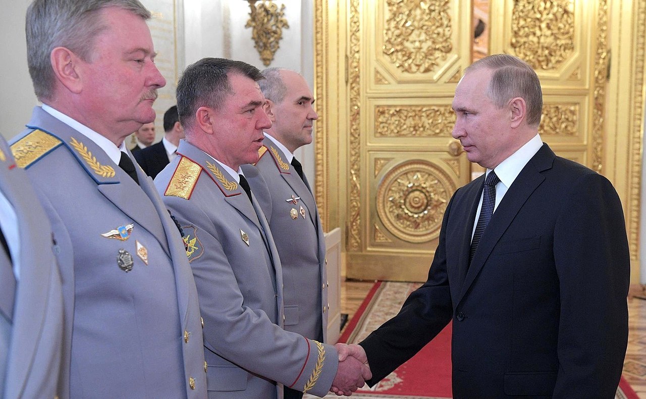2017年3月23日，普京接见时任俄军副总参谋长的亚历山大·茹拉夫列夫上将