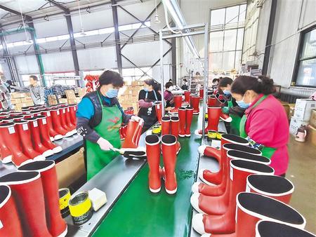 天水恒远鞋业有限公司生产车间里，工人们正在流水线上工作。新甘肃·甘肃日报记者 严存义