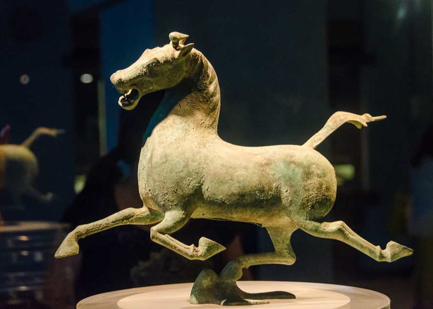 铜奔马的制作工艺精巧，有风驰电掣、瞬间千里的动感。图源自甘肃省博物馆
