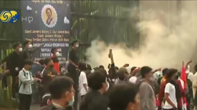 印尼数千名学生走上街头抗议 现场不时传出爆炸声