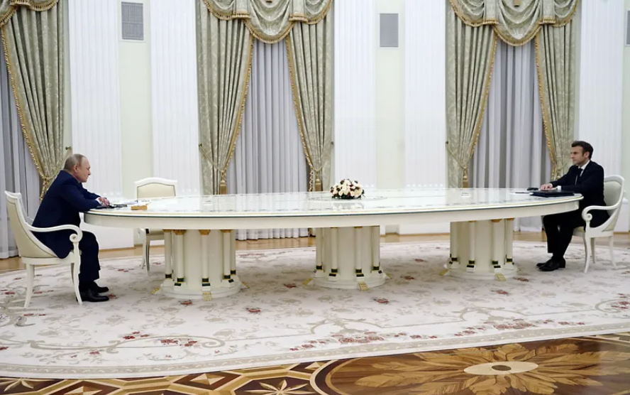 ◆ 2022年2月7日，马克龙和普京在克里姆林宫的会谈场景。