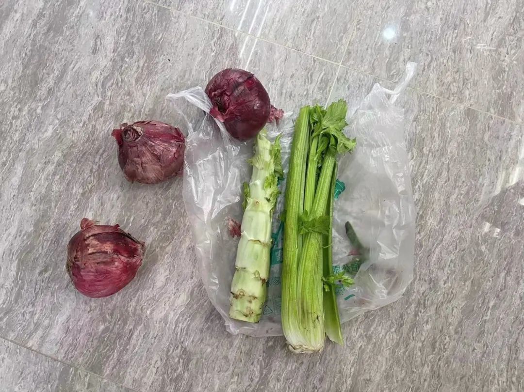 社区组织购买的蔬菜盲盒
