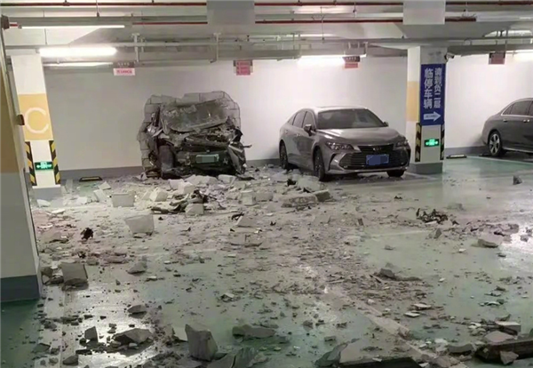 一蔚来ES8地库撞穿墙 蔚来回应：事发时车辆全电门加速