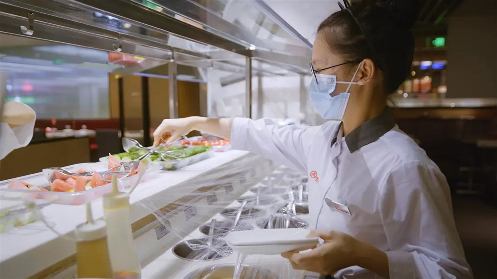 漫画家青青在火锅店当服务员