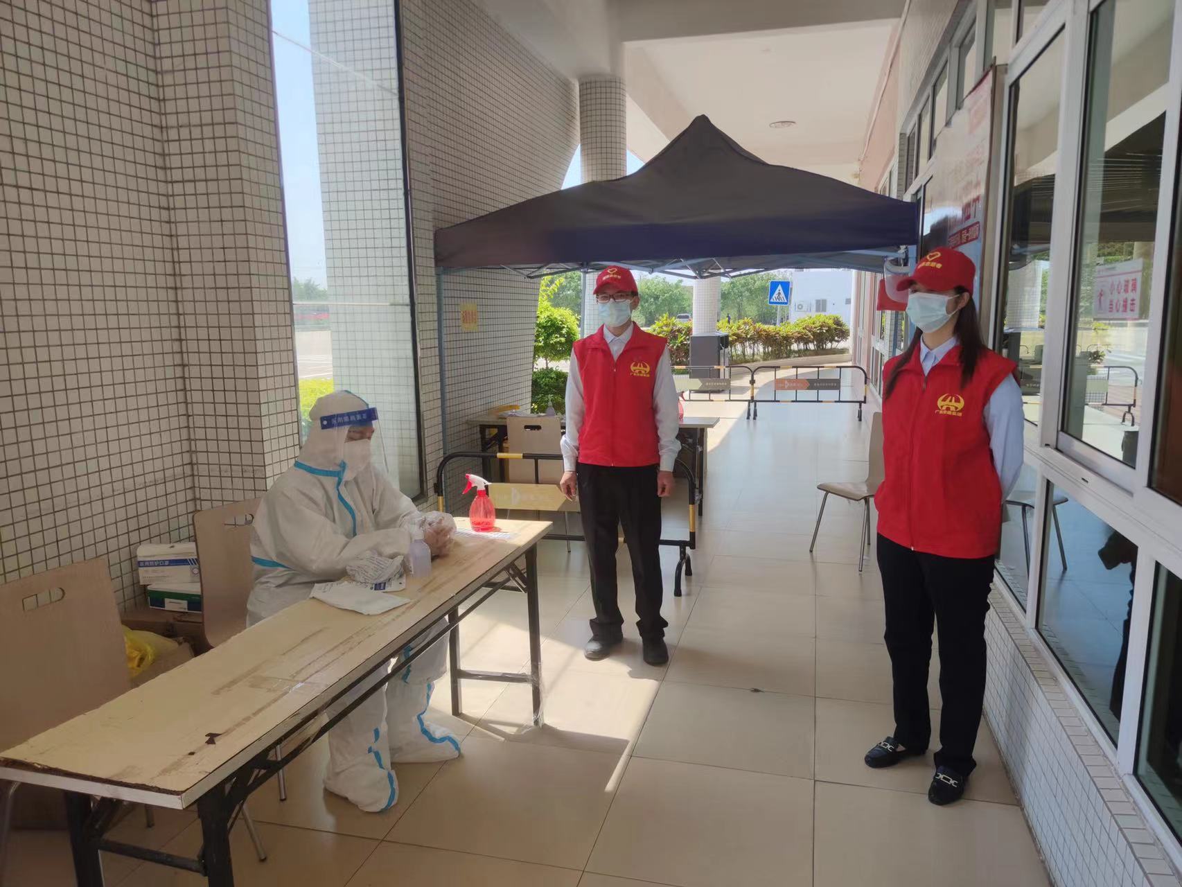 阳阳高速漠阳江服务区核酸检测点。通讯员供图