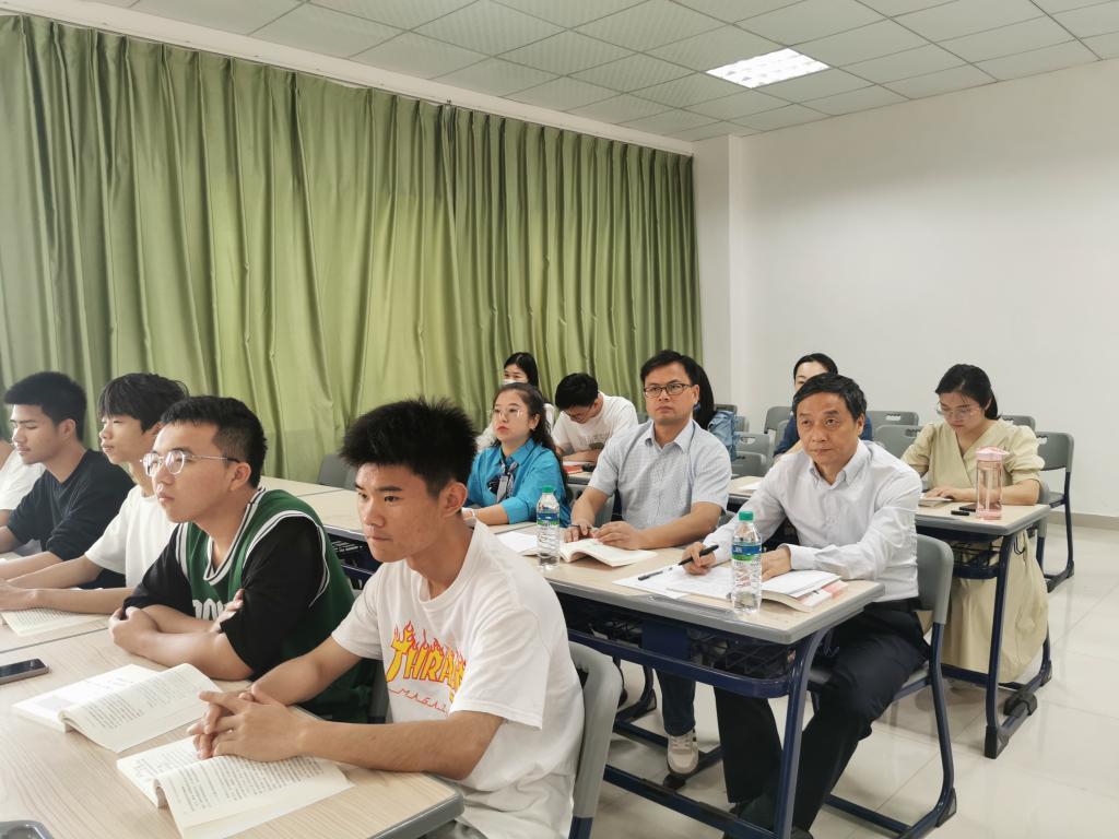 赣州职业技术学院院长黄鹏参加思政课随堂听课评课活动
