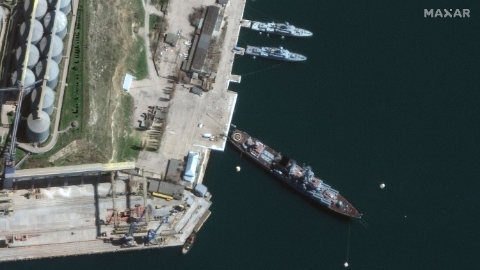 4月7日，“莫斯科”号巡洋舰停靠在克里米亚的塞瓦斯托波尔港。（卫星照片）