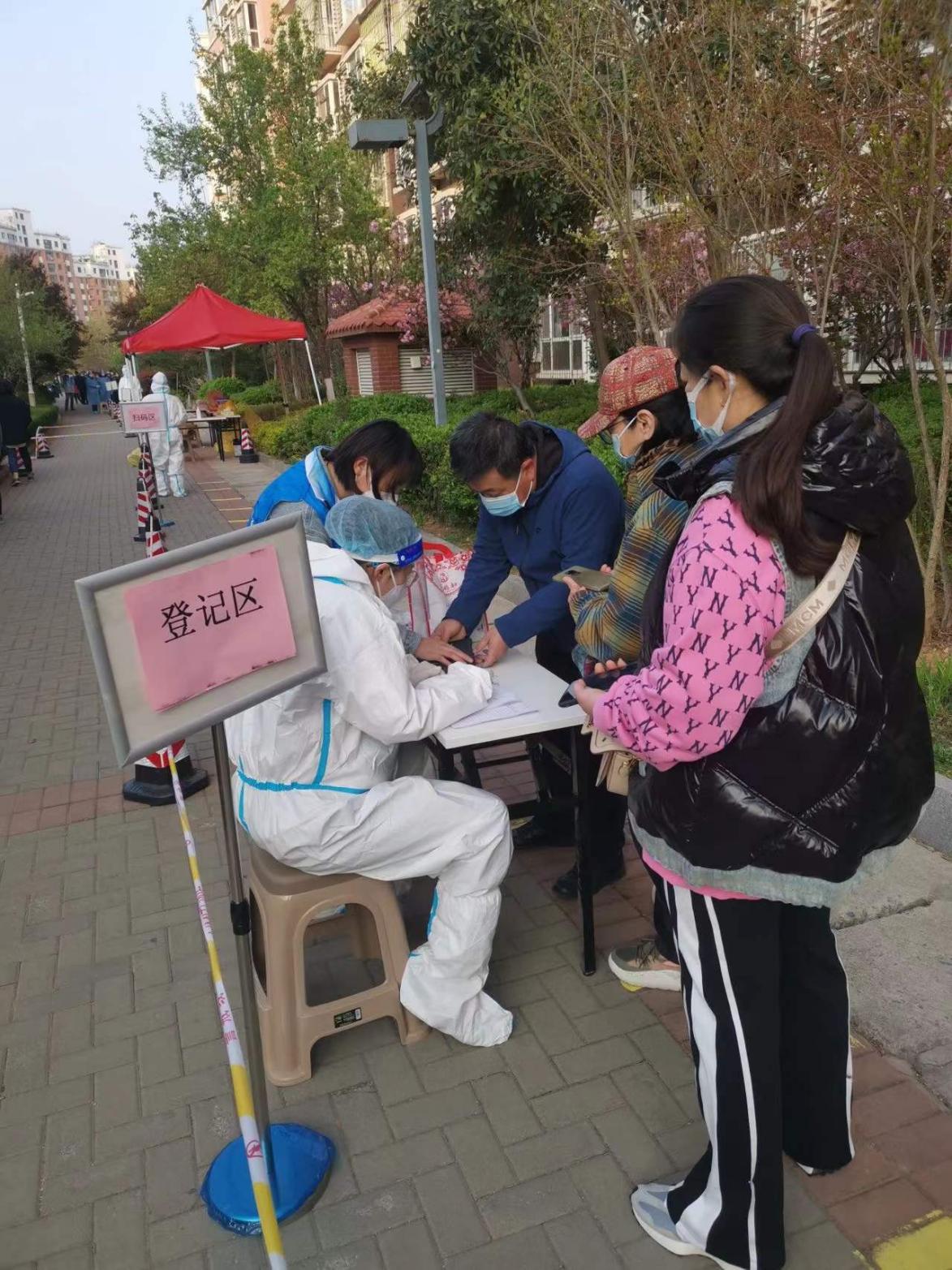 了临时帐篷,配备了充足的桌椅,悬挂醒目标识,场地设施了等待区,测温区