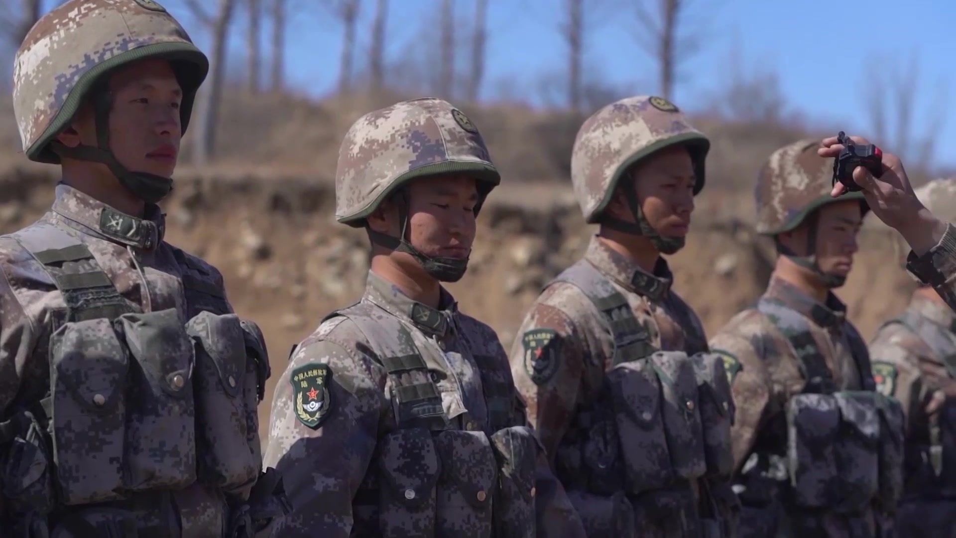 第80集团军某合成旅:高难度连贯课目锤炼狙击手实战本领