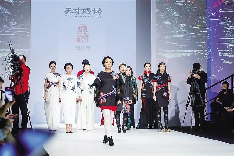 东乡绣娘登上国际时装周