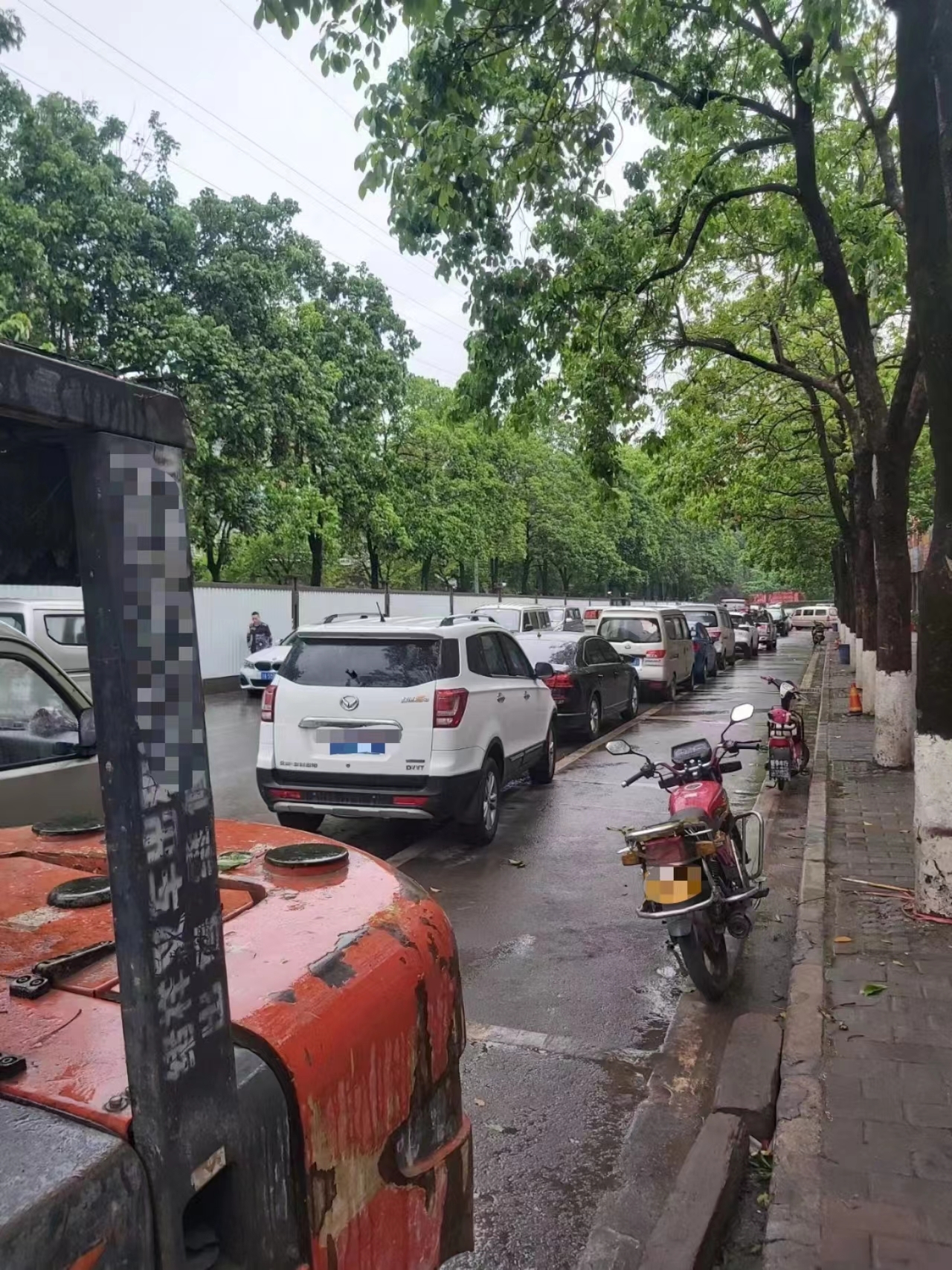 4月15日是重庆中心城区路内停车费涨价的第一天，当地群众多将车停在停车位旁的公路上。 图源网络