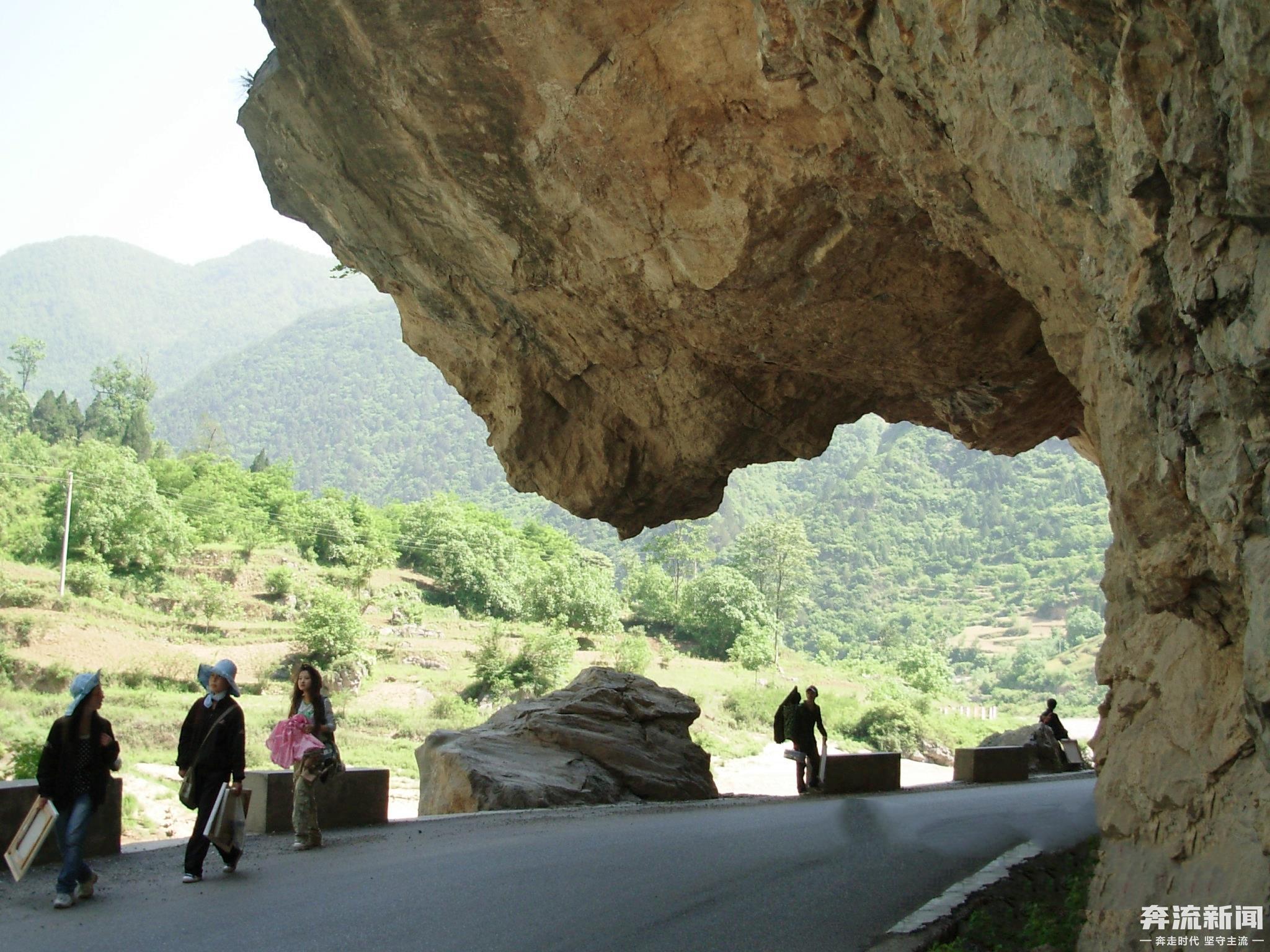 ▲嘉陵江边的江峡公路