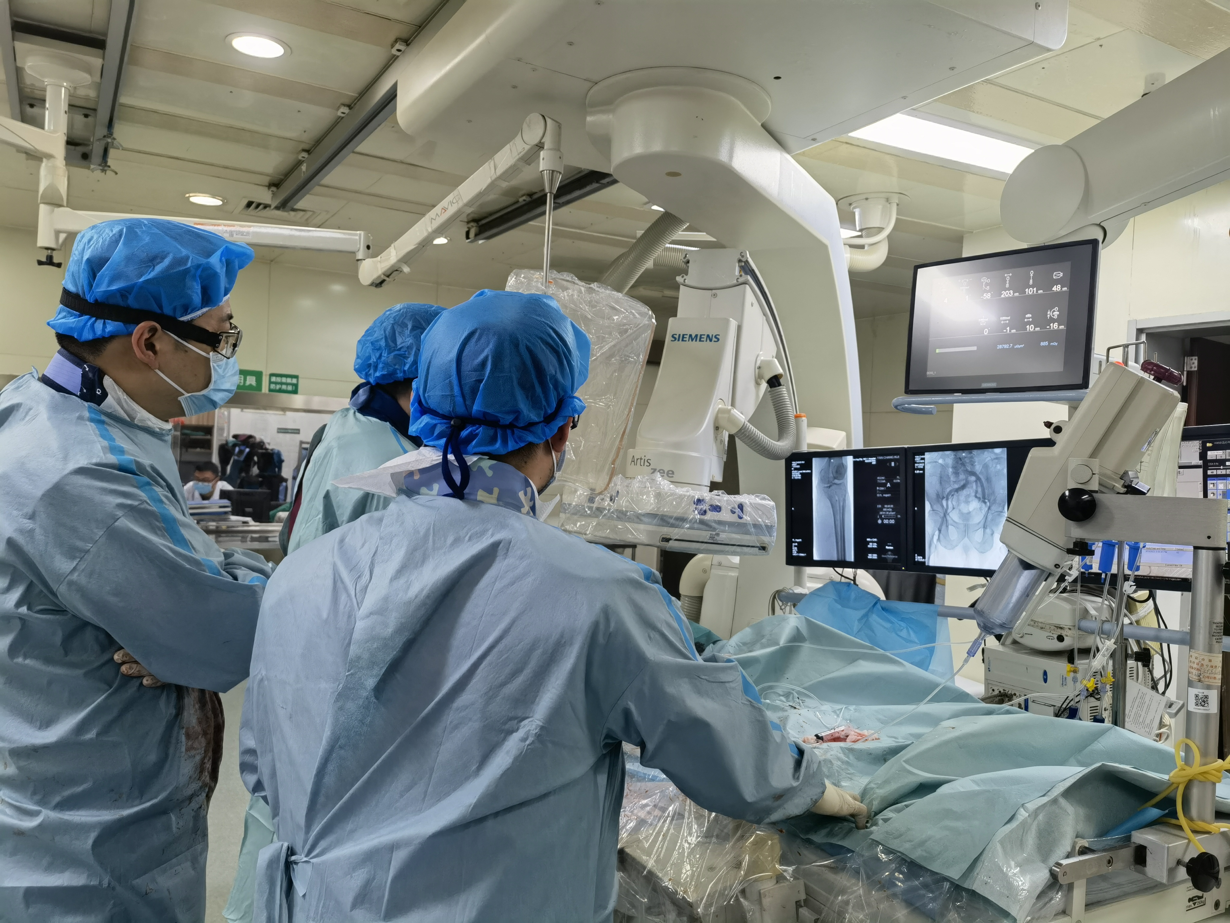 凌晨1点患者到达该院抢救室,神经外科主任樊友武,副主任医师马骏,刘振