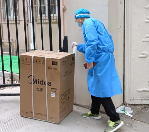 (4月13日上午,上海苏宁易购物流配送员王师傅在普陀区金岭园配送冷柜.