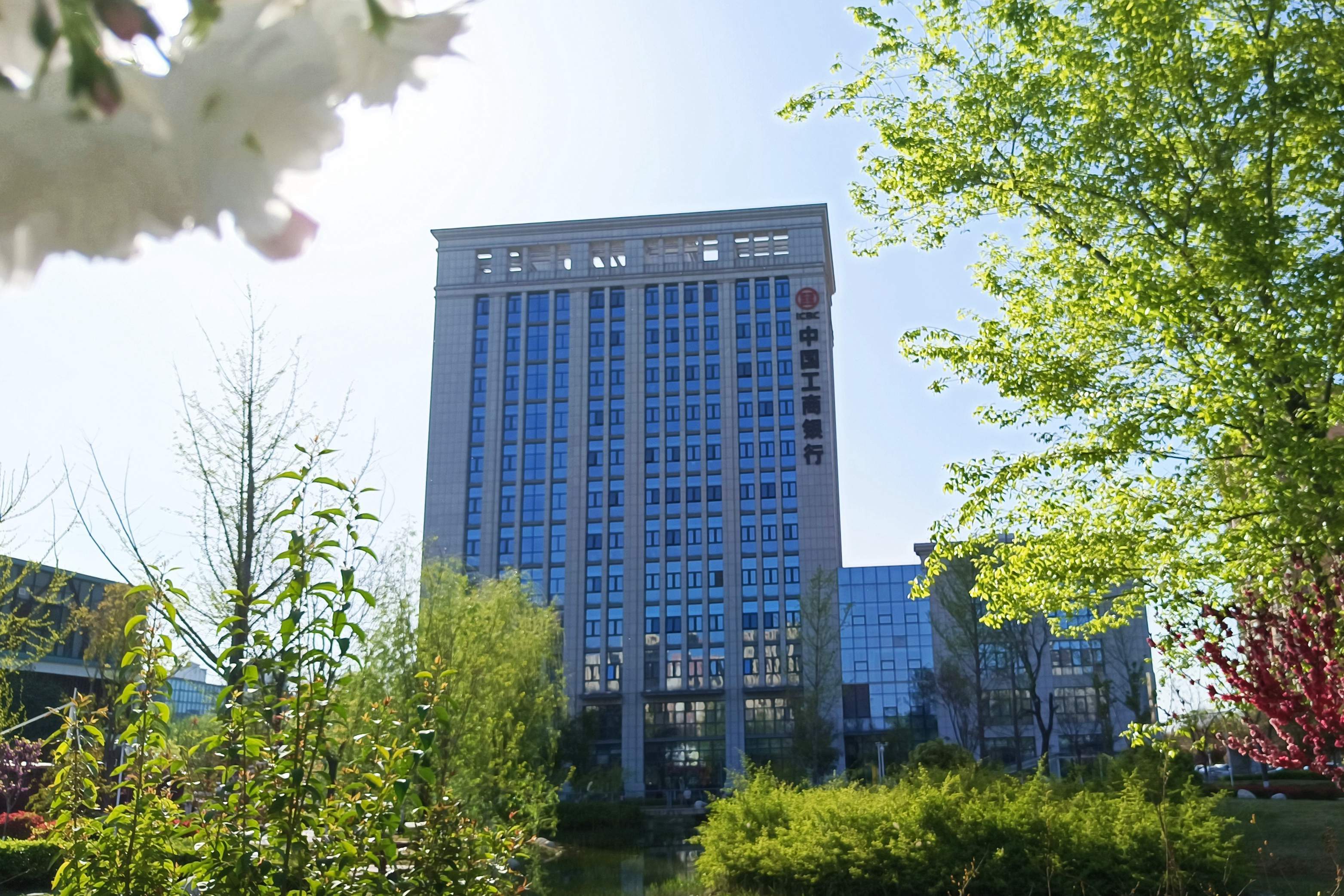 工商银行渭南财富大厦支行持续开展社保卡上门服务