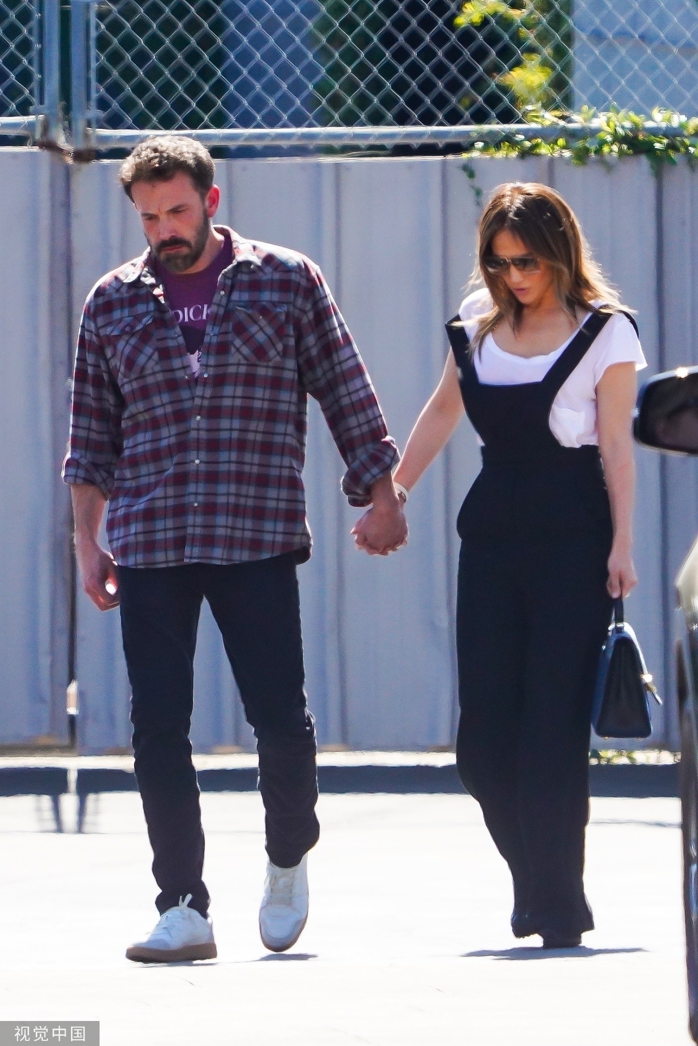 大本与未婚妻詹妮弗接孩子放学牵手搭肩宛如热恋情侣