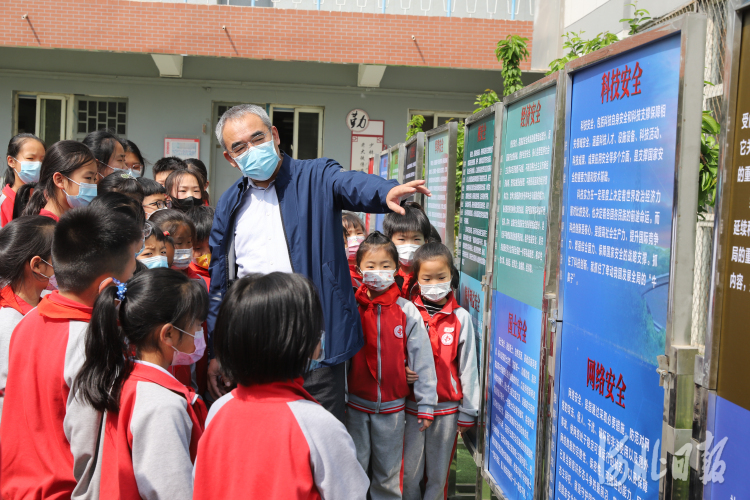 宣传人员为学生们讲解国家安全法律知识。石家庄市司法局供图