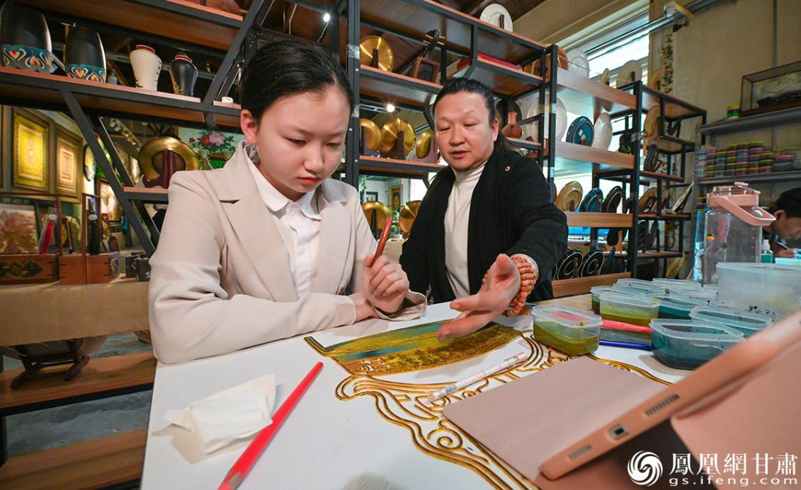 李海明指导女儿李婕提高创作技艺 杨艺锴 摄