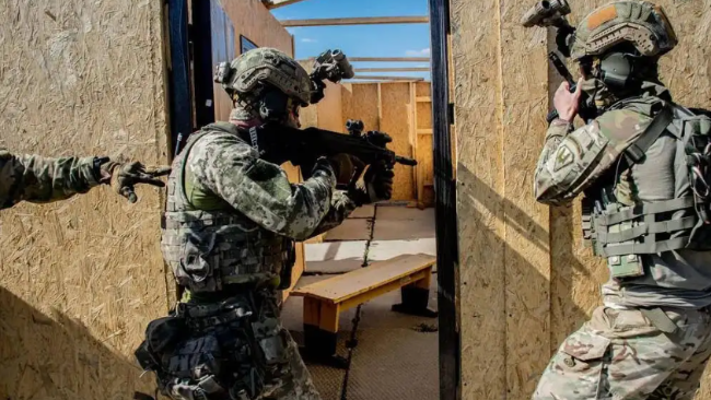 美国防部长与在美训练的乌克兰军队进行视频通话