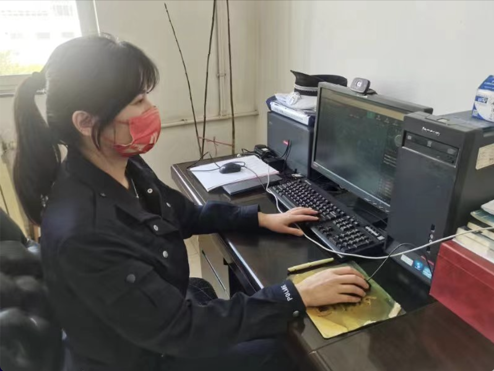 图为太原市二中队内勤李维