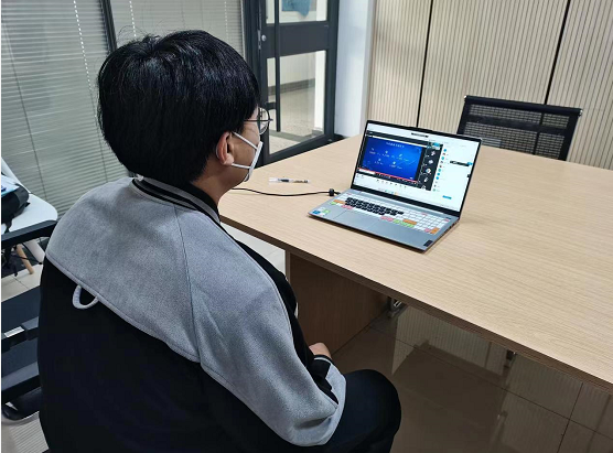 学生参加线上宣讲会