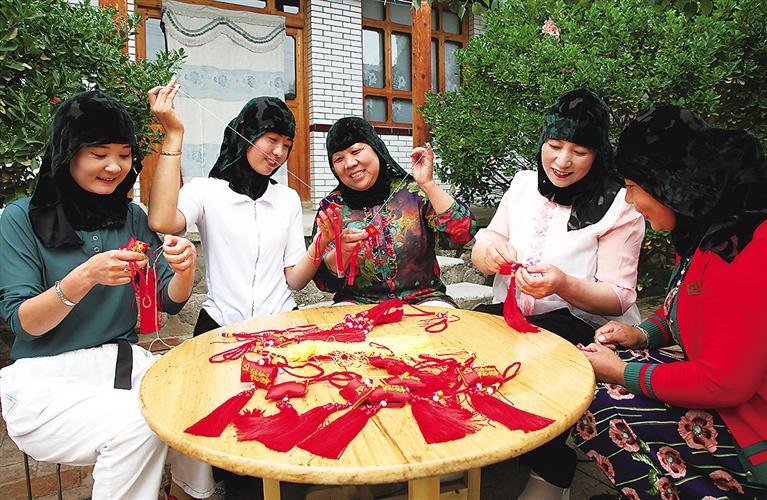 马阿西也(左3)和她的绣娘伙伴