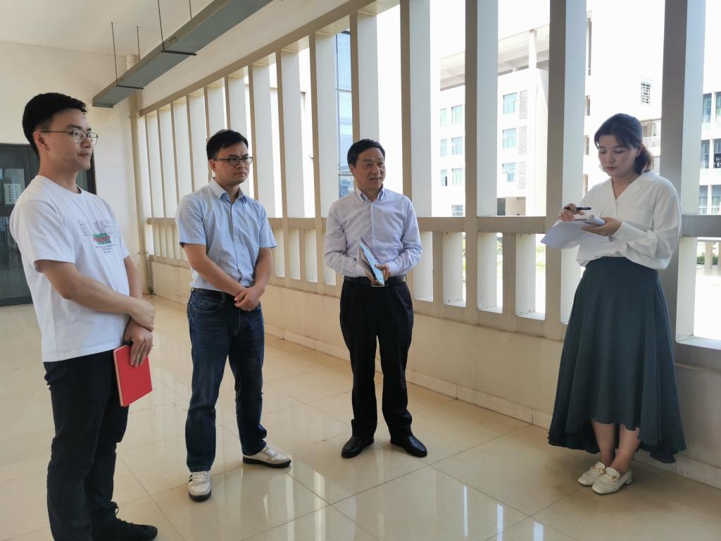 赣州职业技术学院院长黄鹏参加思政课随堂听课评课活动