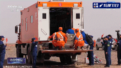 现场：第一名出舱的航天员进入到医监医保车
