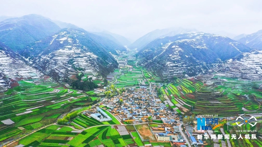 这是4月15日在甘肃省天水市武山县龙台镇拍摄的景色 新华网发 （何海瑞 摄）