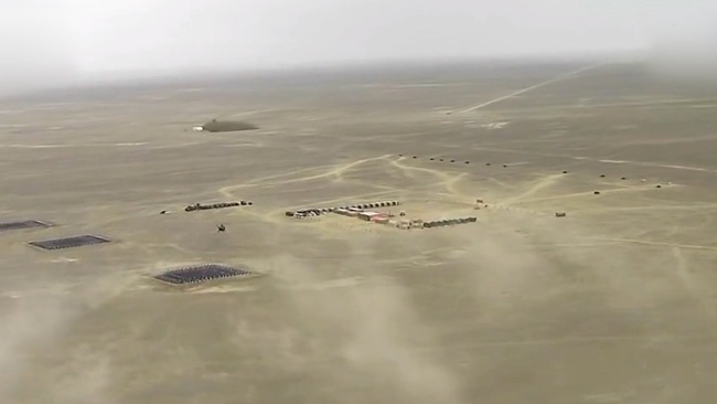 航拍东风着陆场：直升机巡航 地面车队出发