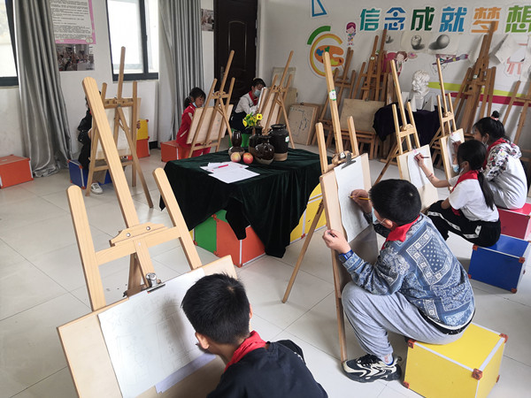 定远县七里塘学校少年宫开展清明节主题绘画活动