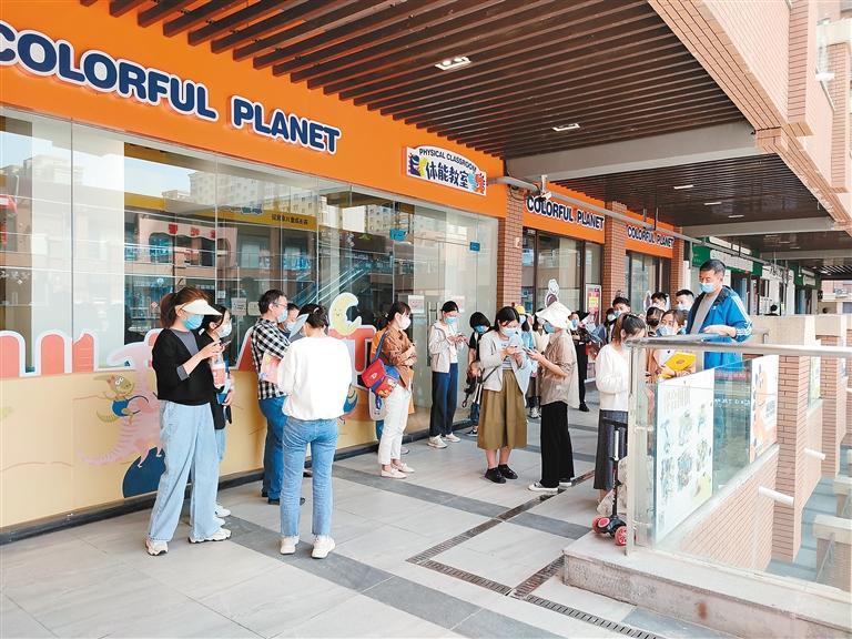 七彩星球托育中心门口聚集了众多前来维权的家长