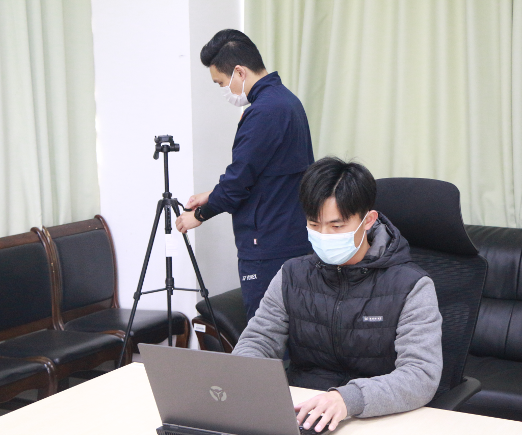 福建师范大学工作人员在为学生面试调试设备。（受访者供图）