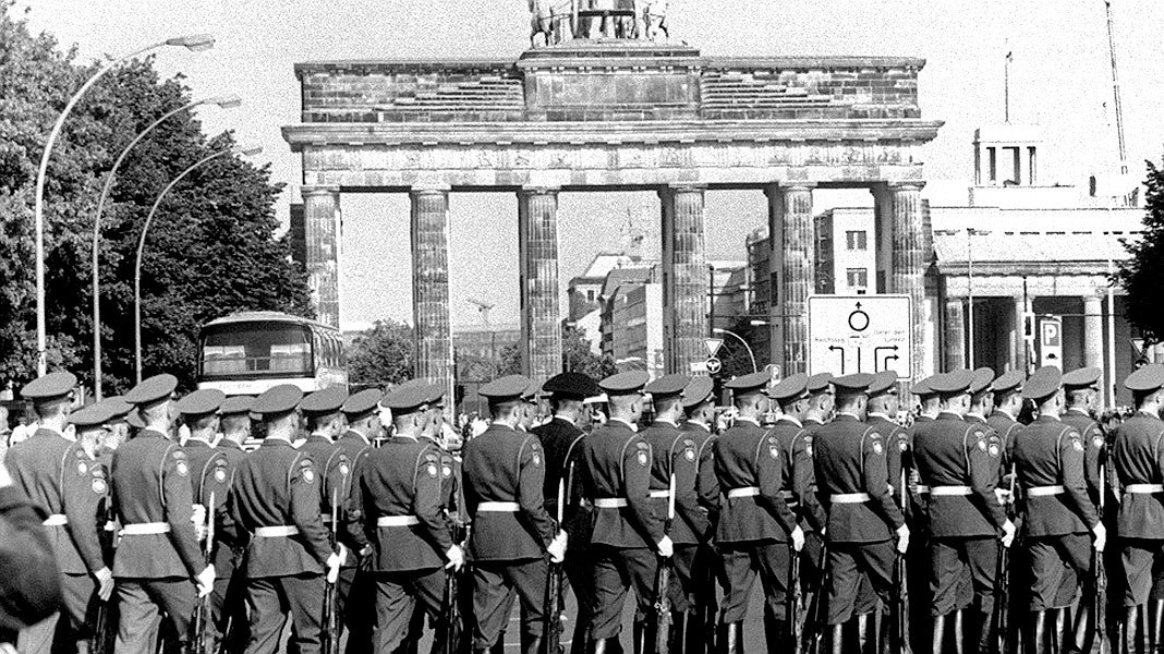 1993年，第6独立摩托化旅最后一次列队通过柏林的勃兰登堡门
