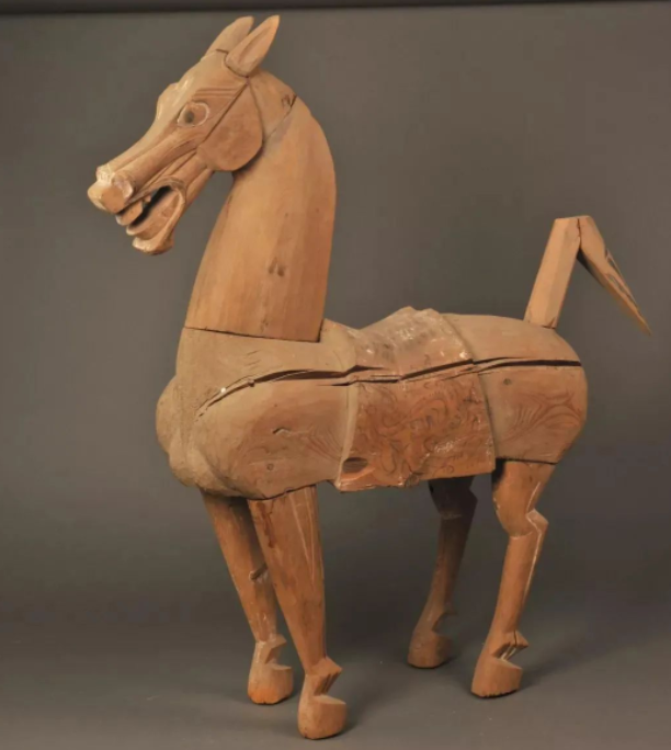 此图为彩绘木马，在考古发掘出土的众多汉代木雕作品中，木马被称为一绝，堪称我国汉代木雕的代表作。图片源自网络