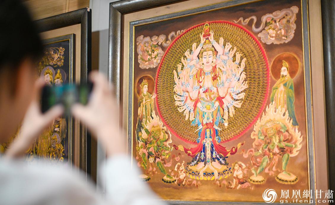 粉丝慕名而来,欣赏李海明作品《千手千眼观音图》。杨艺锴 摄