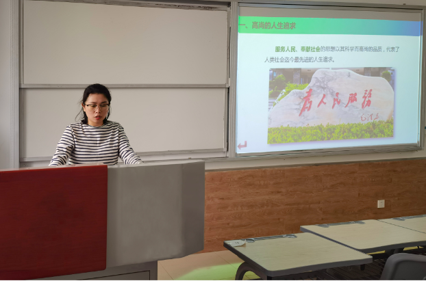 华东交大老师易修政在教室给学生进行线上授课程